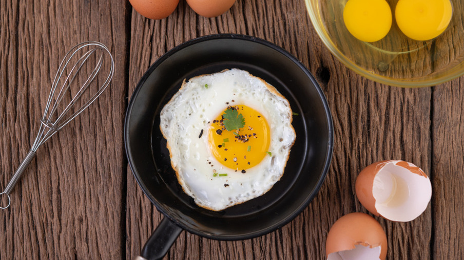 De acordo com Livia Muniz, incluir o ovo no café da manhã já é uma ótima iniciativa . (Foto: reprodução/Jcomp/Freepik