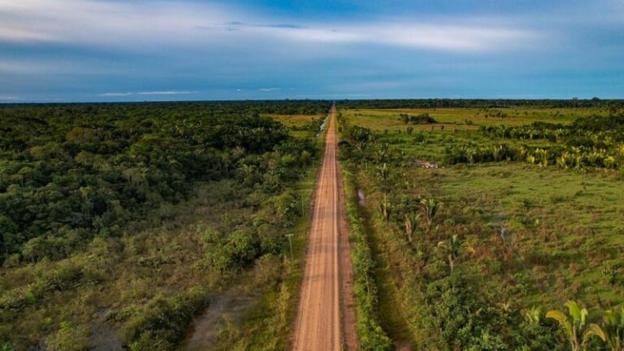 Trecho sem asfalto da BR-319, entre Humaitá e Realidade, no Amazonas. (Foto: Alberto César Araújo/Amazônia Real)