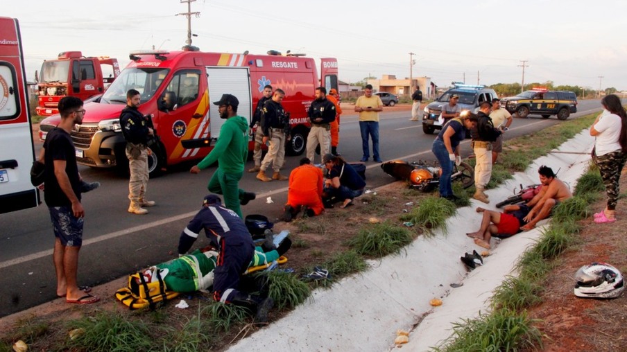 As vítimas foram socorridas pelo Samu e Resgate do Corpo de Bombeiros (Foto: Wenderson Cabral/FolhaBV)