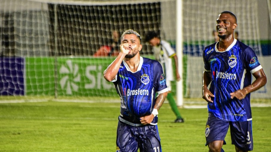 O atacante Tavinho festeja com Fabrício Kanté o terceiro gol do São Raimundo contra o River (Foto: Hélio Garcias/Srec)
