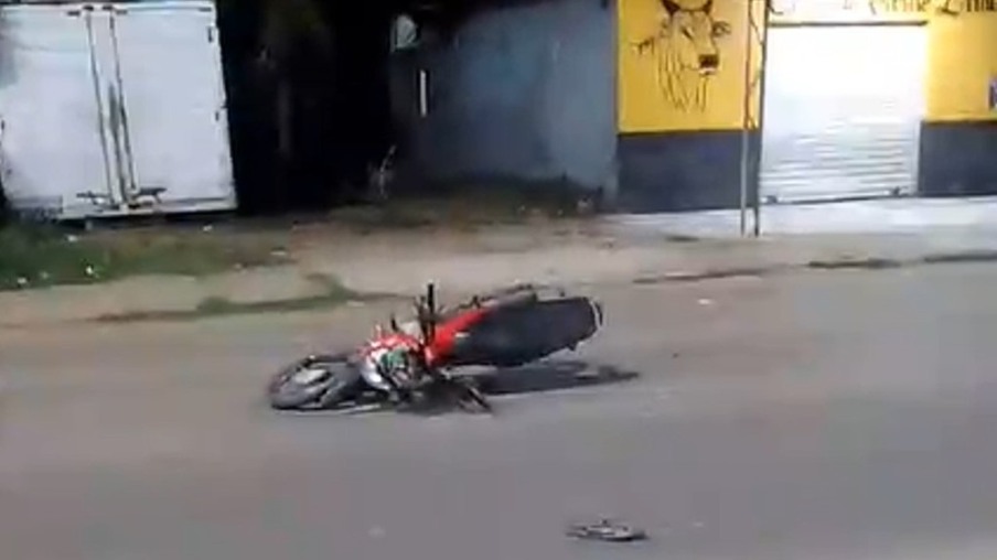 Motocicleta ficou caída após acidente (Foto: Reprodução/Redes Sociais)