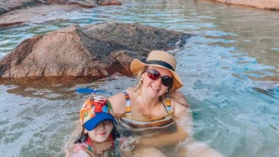 Blogueira Elizabeth Werneck com o filho em cachoeira na comunidade Raposa 1 (Foto: Arquivo pessoal)
