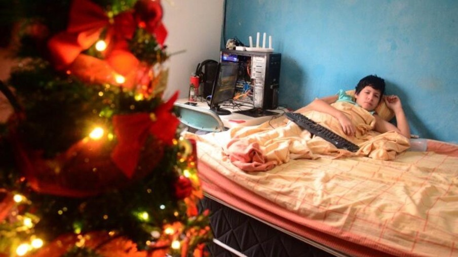 Luan Ferreira, de 12 anos, ganhou uma árvore de Natal pequena para ficar no quarto, onde passa a maior parte do tempo - Foto: Nilzete Franco/FolhaBV