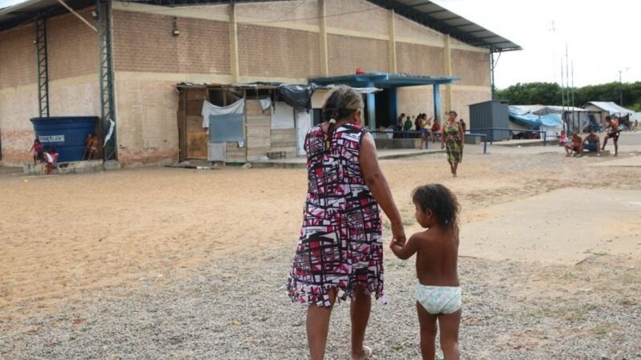 Indígenas venezuelanos Warao em abrigo improvisado (Foto: Rovena Rosa/Agência Brasil)