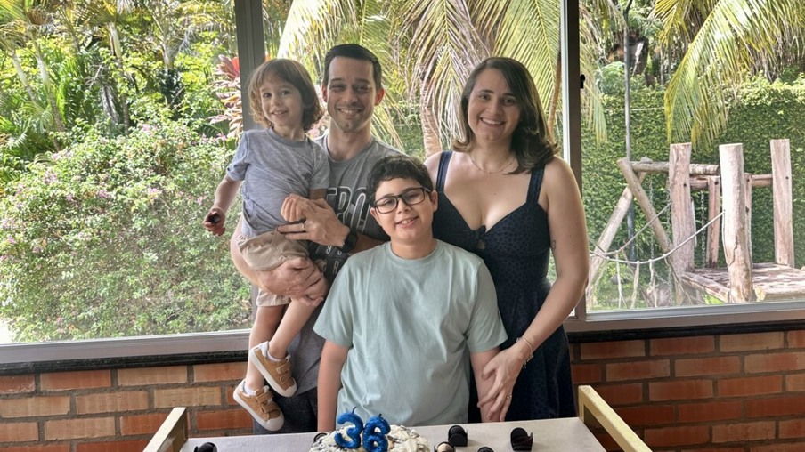 Dr. Diego Teixeira – na foto com a esposa Carolina Cruz e os filhos Dieguinho e André – durante a comemoração da sua troca de data  