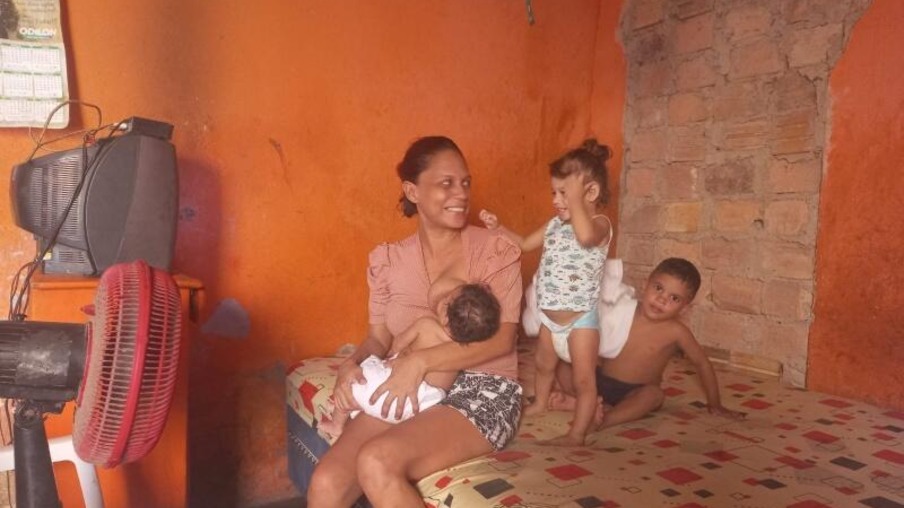Carolina e os filhos Thiago, Camila e Paula na residência em que moram (Foto: Dina Vieira/ Folha BV)