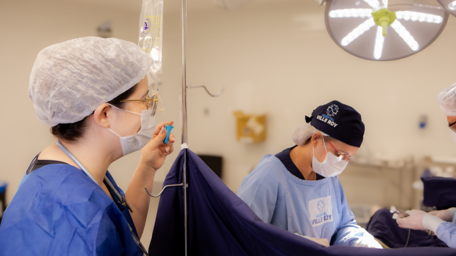 Centro cirúrgico opera com um fluxo unidirecional de materiais, minimizando o tempo de exposição e garantindo a integridade dos itens esterilizados - Foto: Divulgação