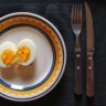 Comece cozinhando os ovos em água temperada com sal. Isso não apenas adiciona sabor aos ovos, mas também ajuda a facilitar a remoção da casca posteriormente (Foto: Raisa Carvalho)