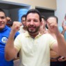 Prefeito eleito de Alto Alegre, Wagner Nunes, comemora vitória com apoiadores (Foto: Nilzete Franco/FolhaBV)