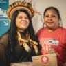 Diolimar Tempo, vice-presidenta da comunidade indígena Warao Ajanoko, com Sônia Guajajara, ministra dos Povos Indígenas (Foto: Paula Lanza/Cáritas Brasileira)