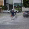 Chuvas dificultam a vida de motoristas na capital - Foto: Nilzete Franco/FolhaBV