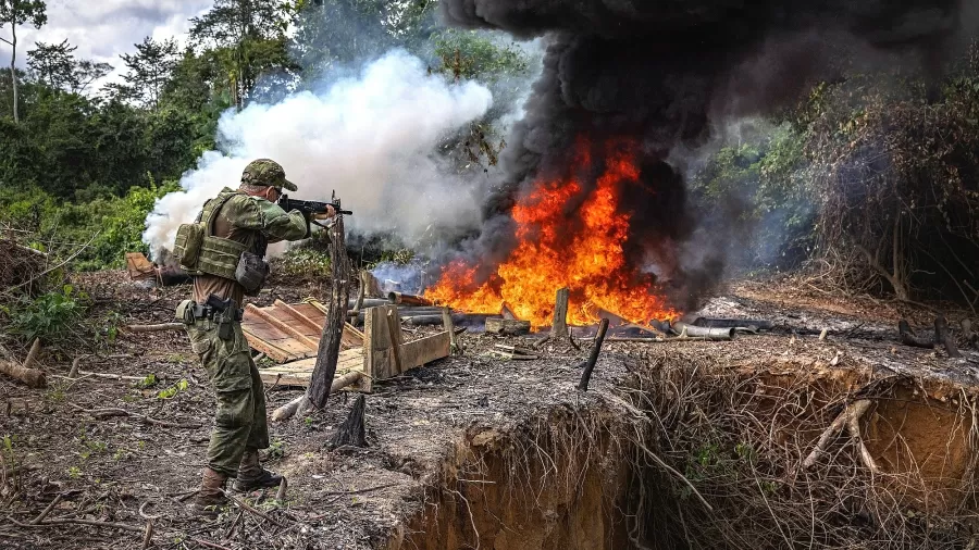 Ações incluem operações para desativar pistas clandestinas, destruir acampamentos e estruturas de apoio ao garimpo, além da apreensão de aeronaves e equipamentos usados pelos criminosos. (Foto: Divulgação/IBAMA)