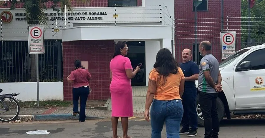 Momento em que o documento é entregue no Ministério Público de Alto Alegre (Foto: Divulgação) Momento em que o documento é entregue no Ministério Público de Alto Alegre (Foto: Divulgação)