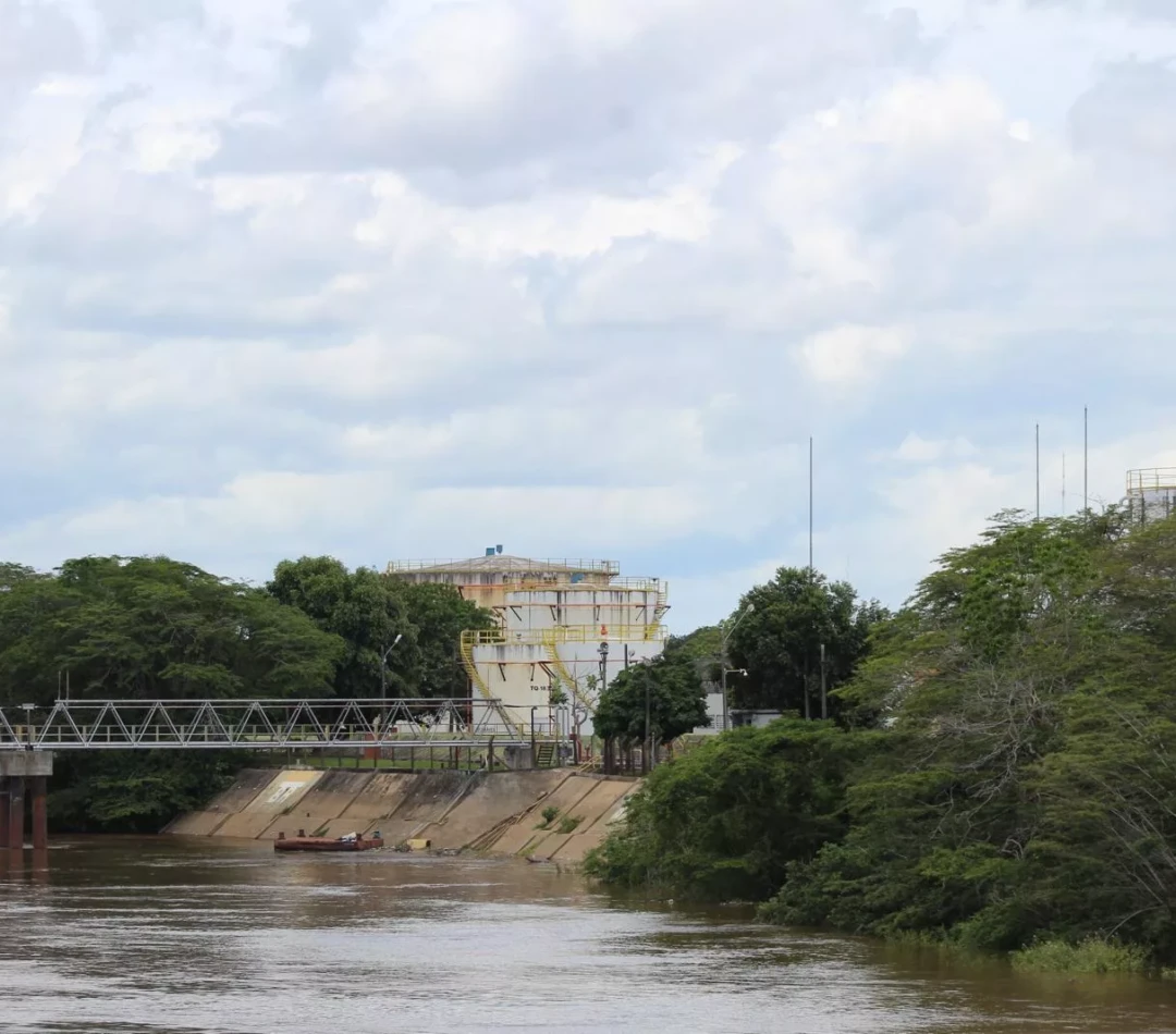 Armazenamento e balsa da Petrobras. (Foto: Adriele Lima/FolhaBV)